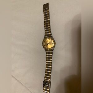 Two-Tone gold and silver Metal quartz Wristwatch clean nice condition as shown